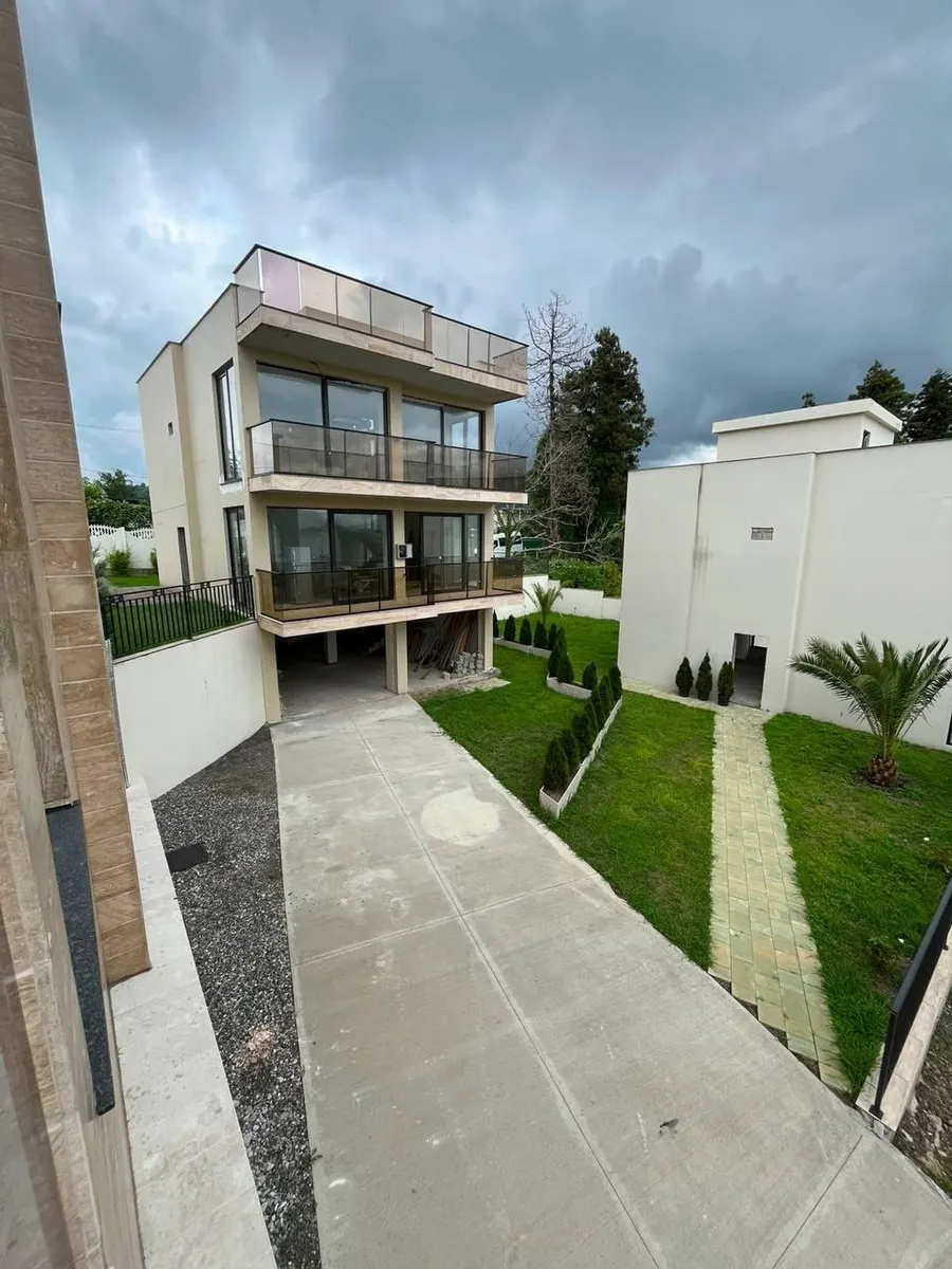 House, 4-room, 350 m²