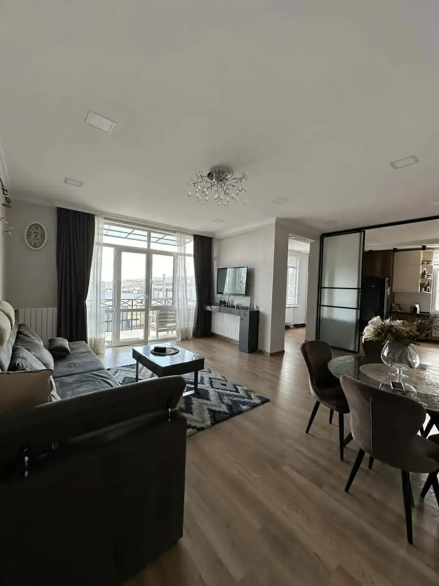 Дом, 7-комн., 330 м²