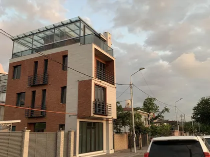 House, 5-room, 250 m²