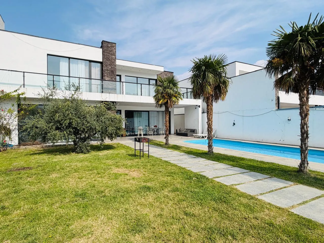 House, 5-room, 250 m²