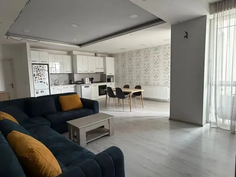 Apartment, 3-room, 90 m², Marshal Gelovani Ave, 52