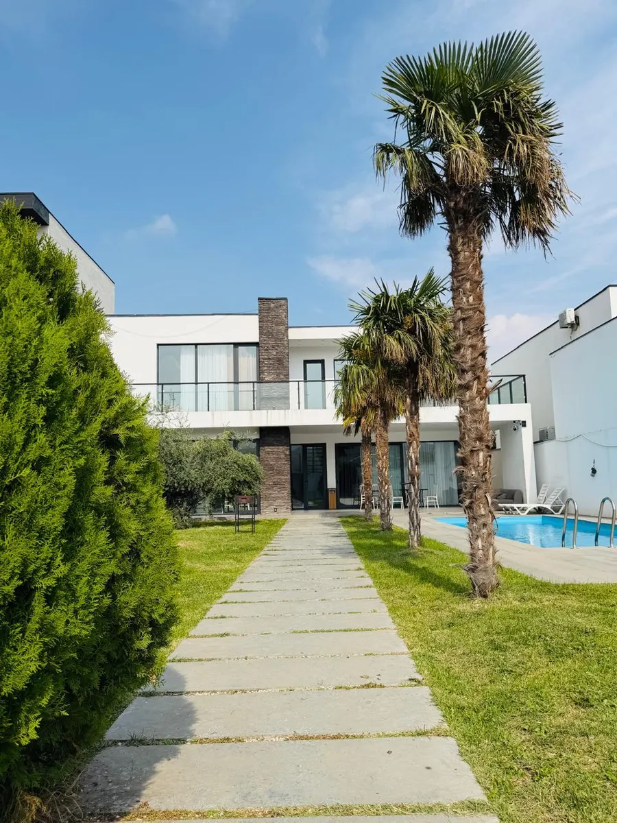 House, 5-room, 250 m²