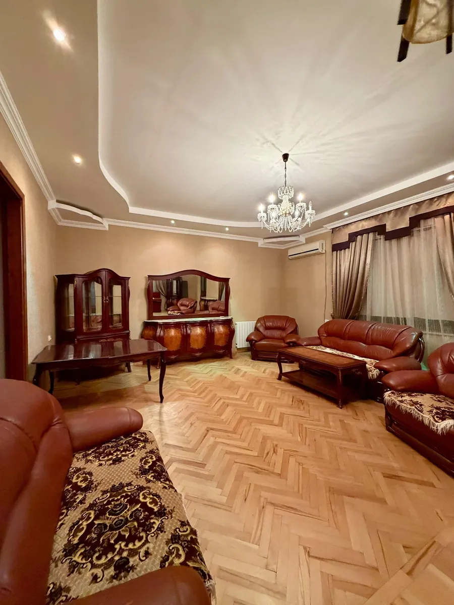 Дом, 7-комн., 370 м²