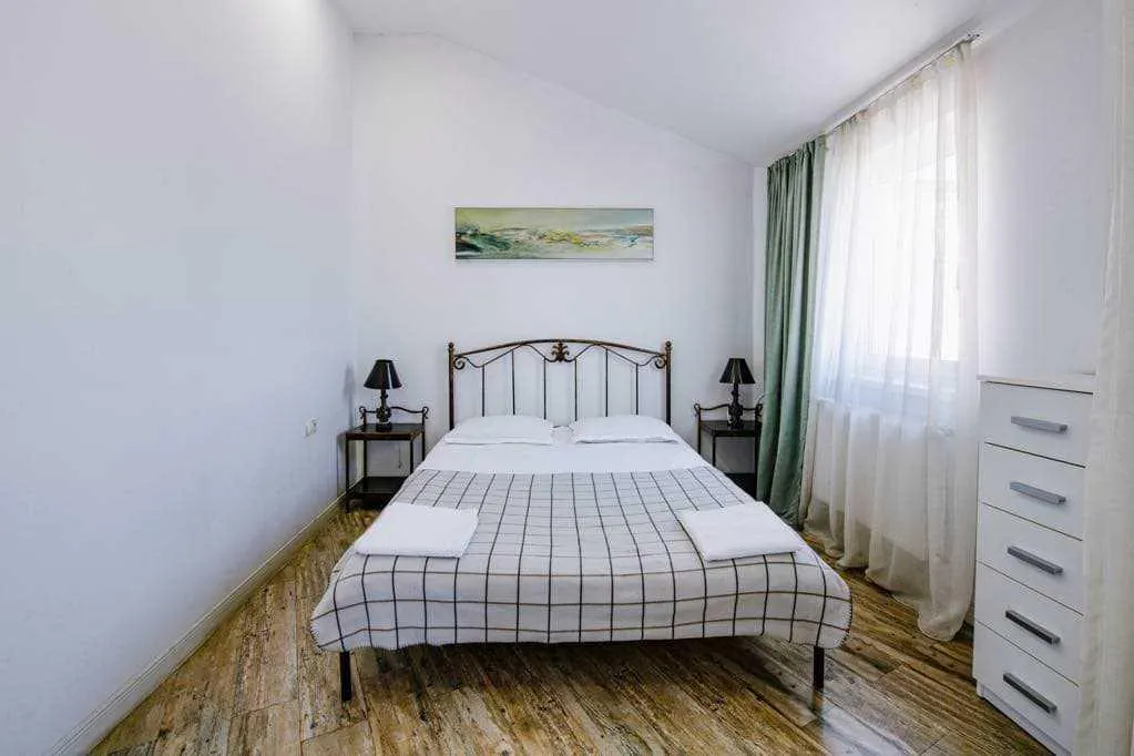 Квартира, 3-комн., 160 м²