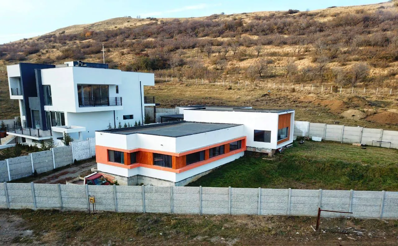 Дом, 5-комн., 300 м²