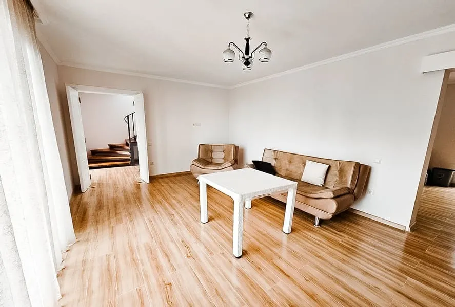 House, 4-room, 250 m²