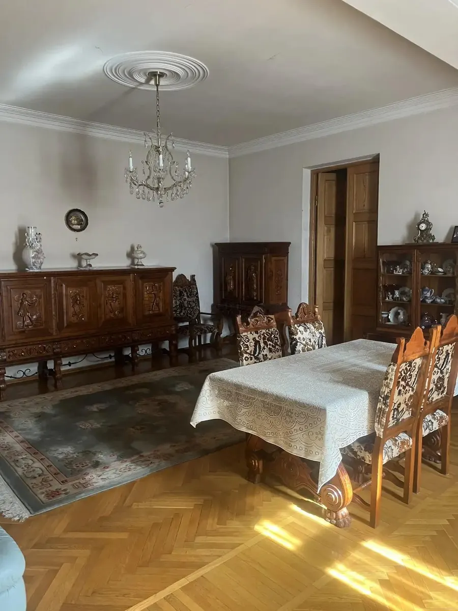 Дом, 10-комн., 310 м²