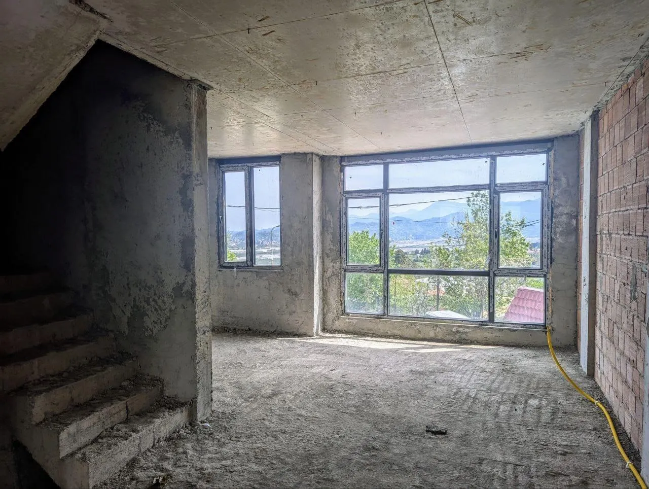 House, 3-room, 240 m²
