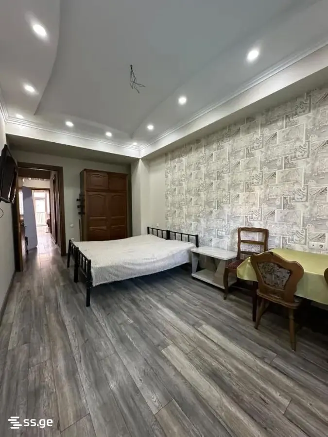 Квартира, 3-комн., 130 м²