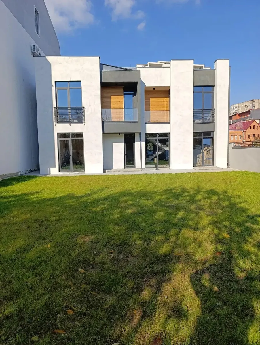 Дом, 8-комн., 300 м²