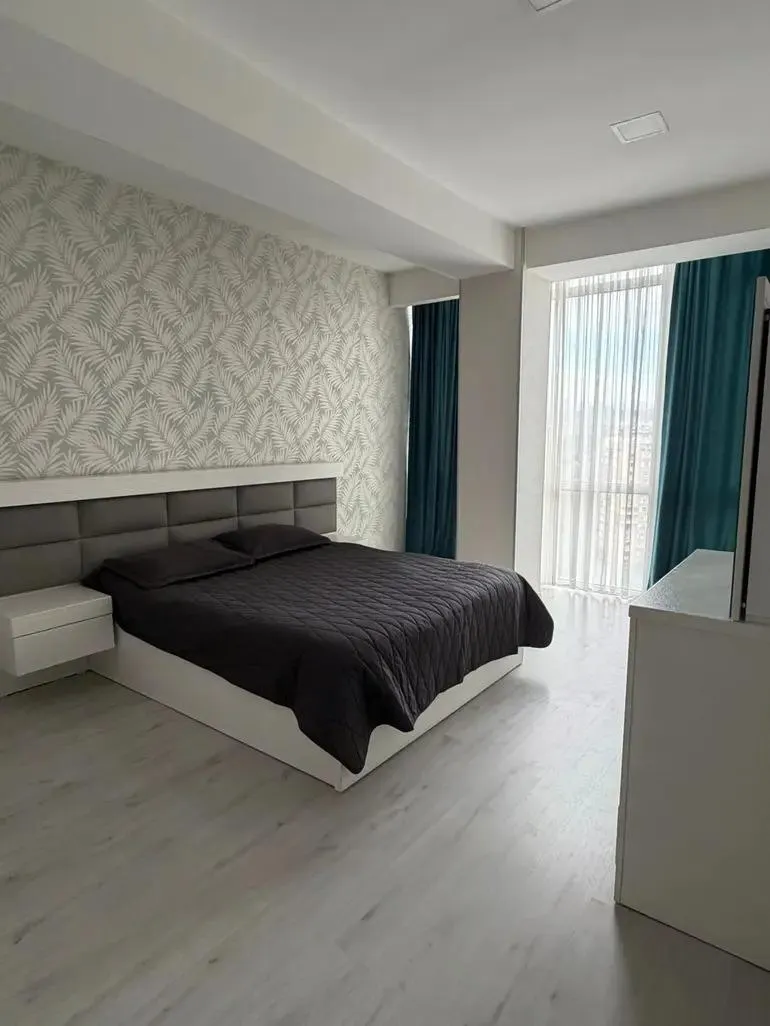 Apartment, 3-room, 90 m², Marshal Gelovani Ave, 52