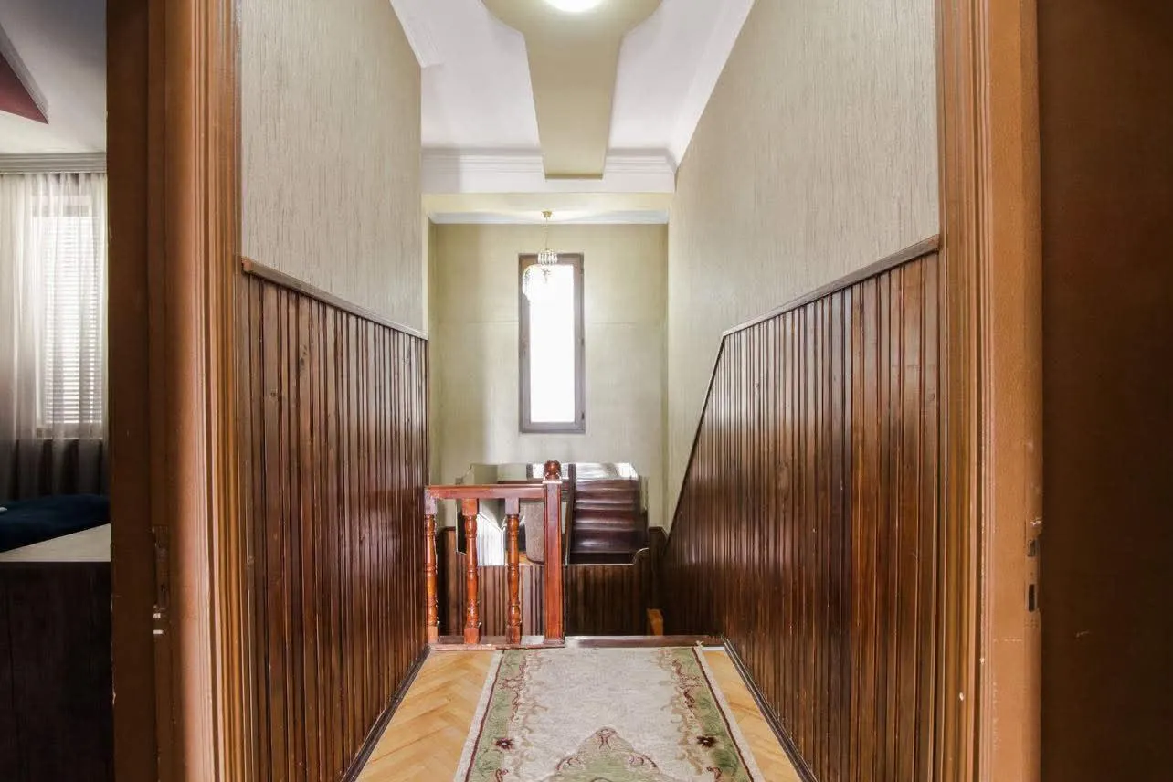 House, 10-room, 306 m²