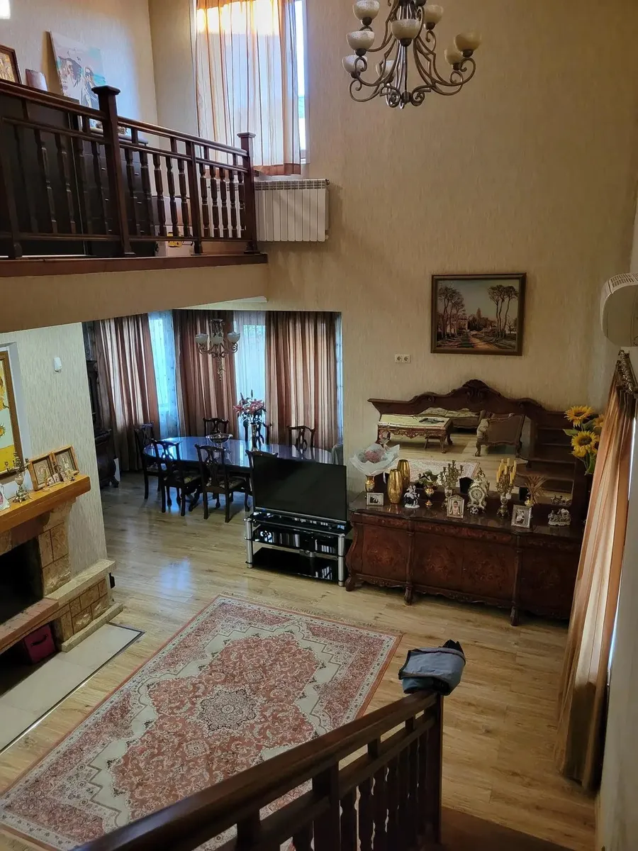 House, 8-room, 300 m²