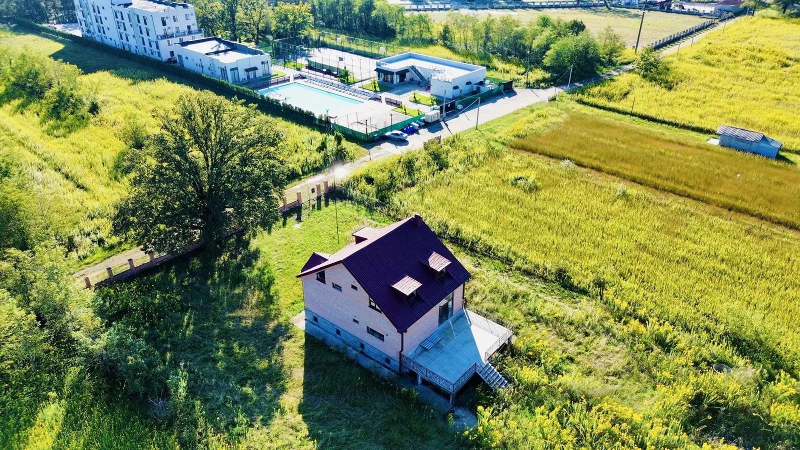 House, 6-room, 372 m²