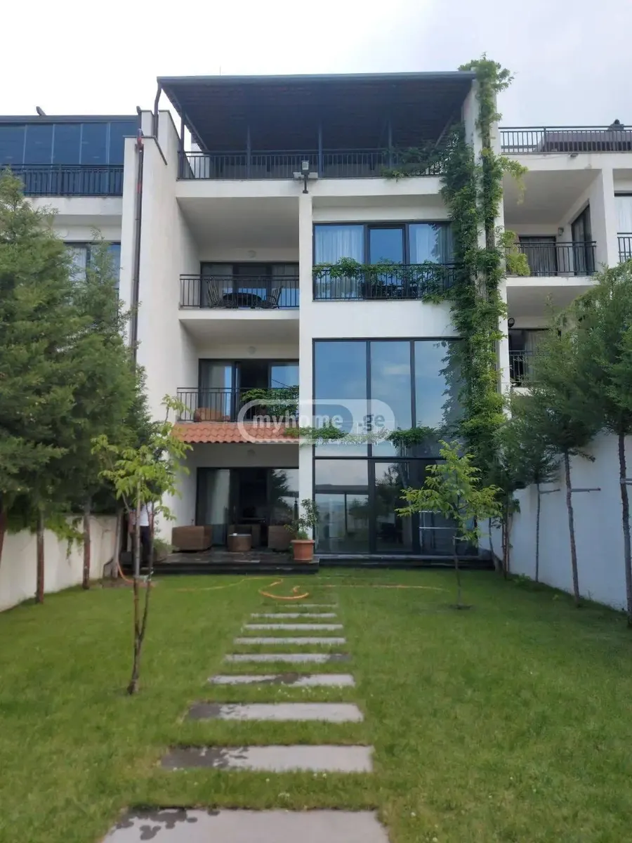 House, 5-room, 588 m²