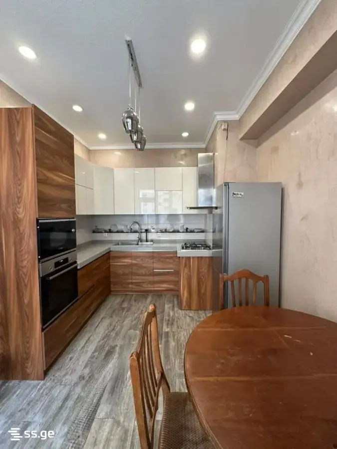 Квартира, 3-комн., 130 м²