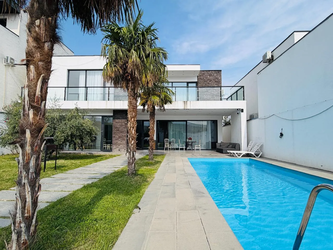 House, 5-room, 250 m²