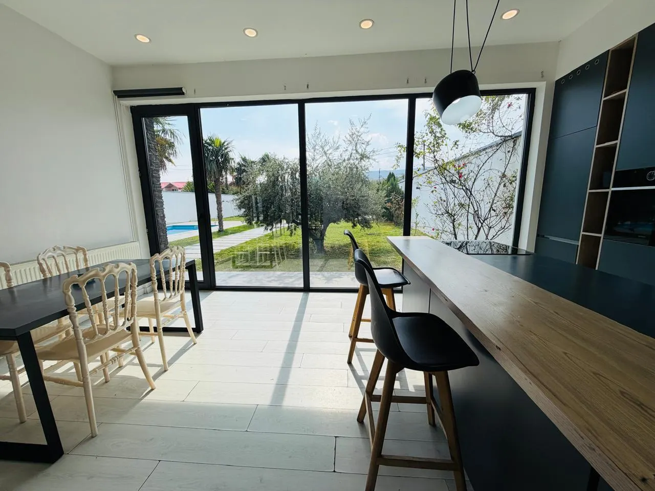 House, 5-room, 250 m²