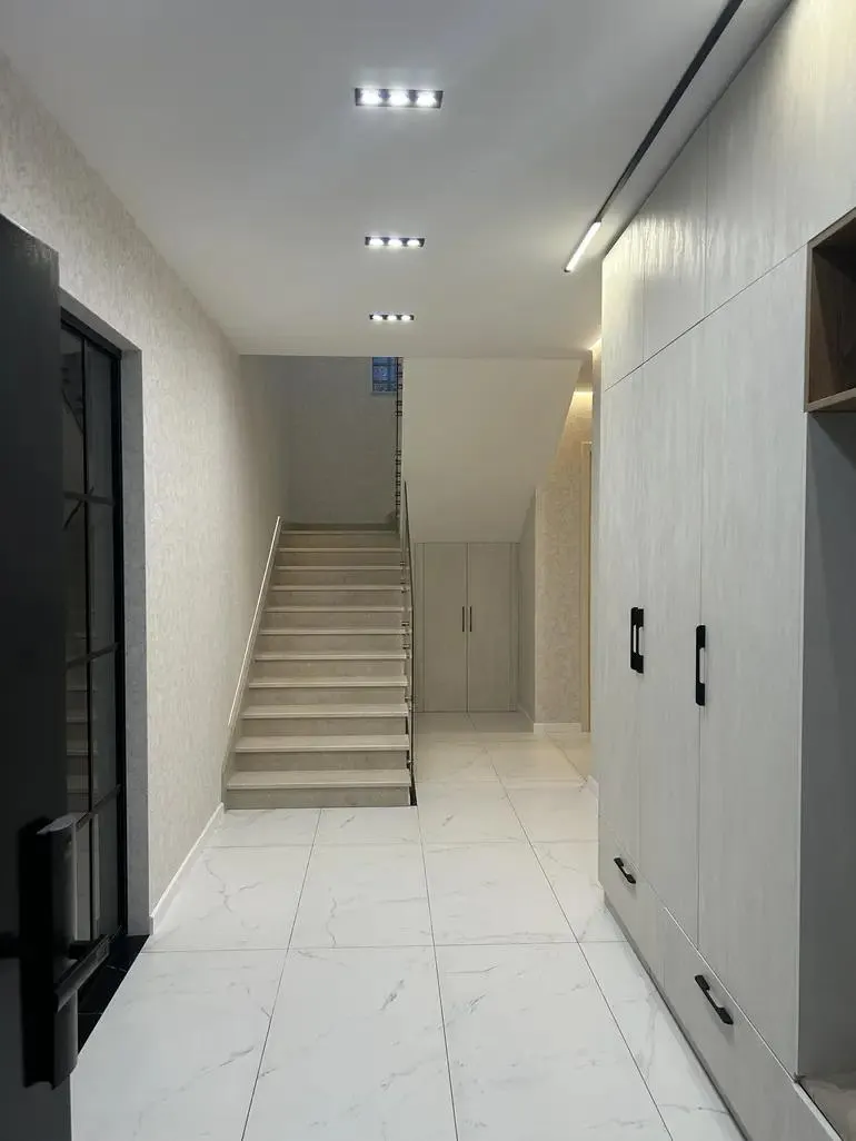 House, 5-room, 380 m²
