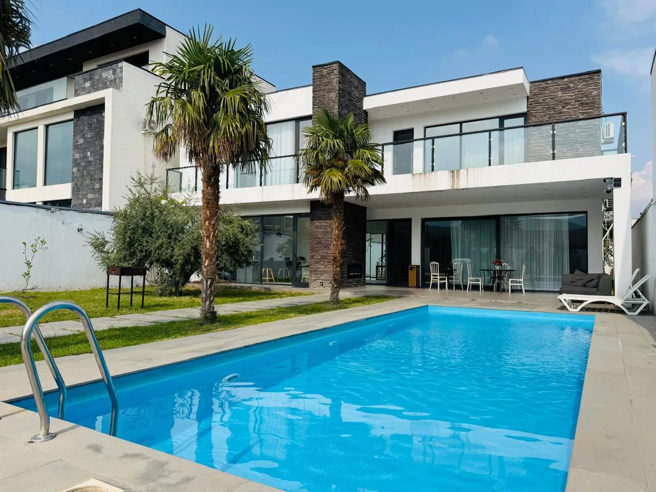 House, 5-room, 250 m²