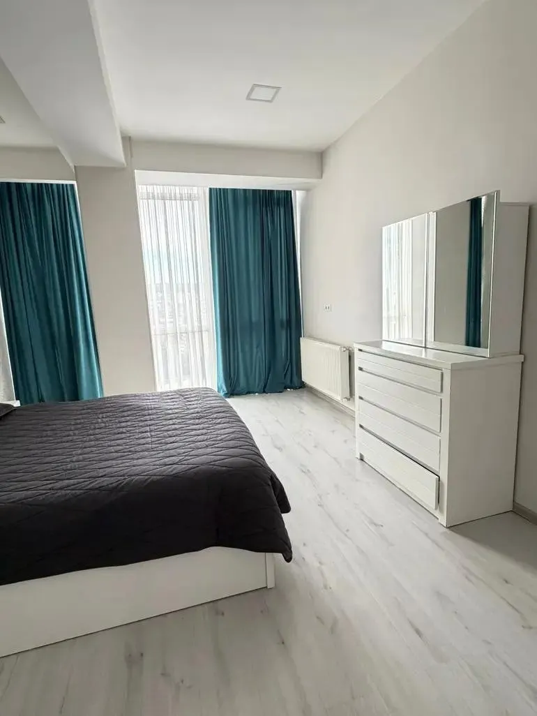 Apartment, 3-room, 90 m², Marshal Gelovani Ave, 52