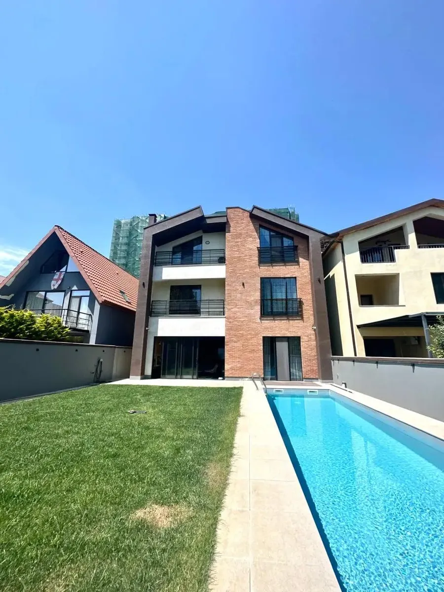House, 7-room, 384 m²