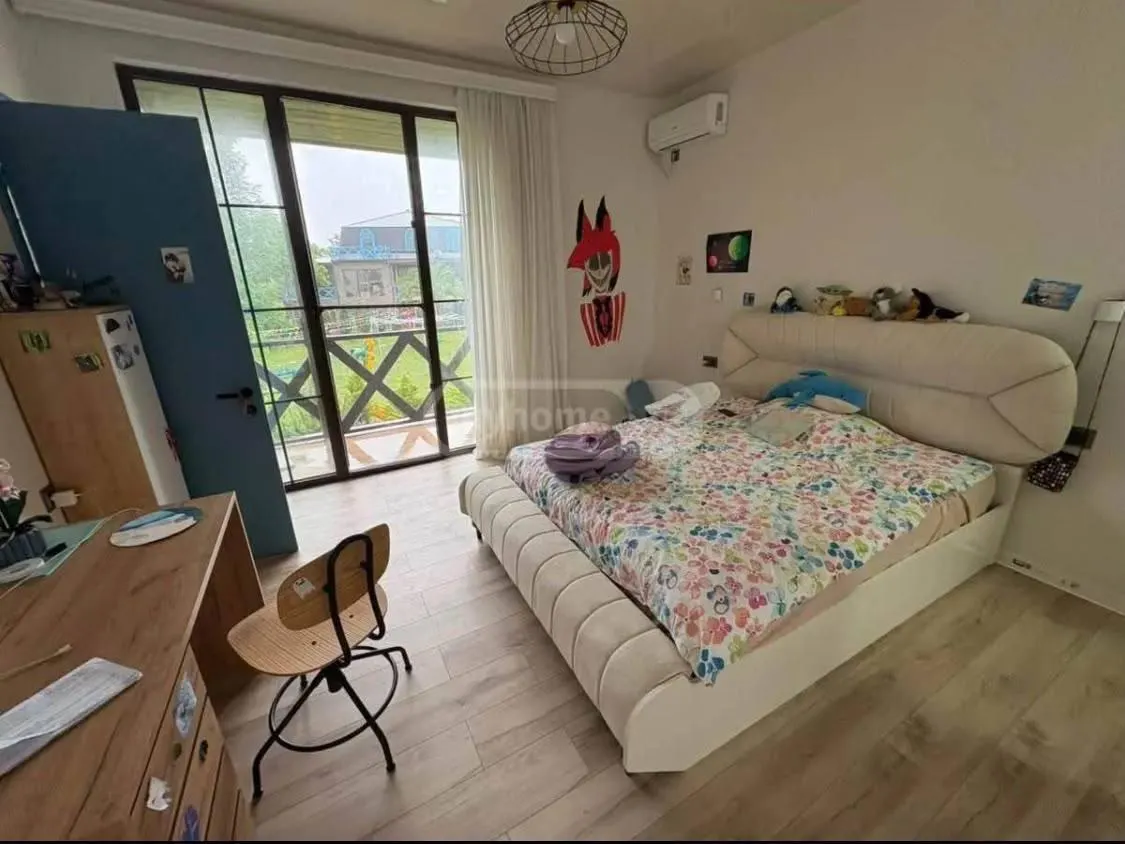 House, 4-room, 180 m²