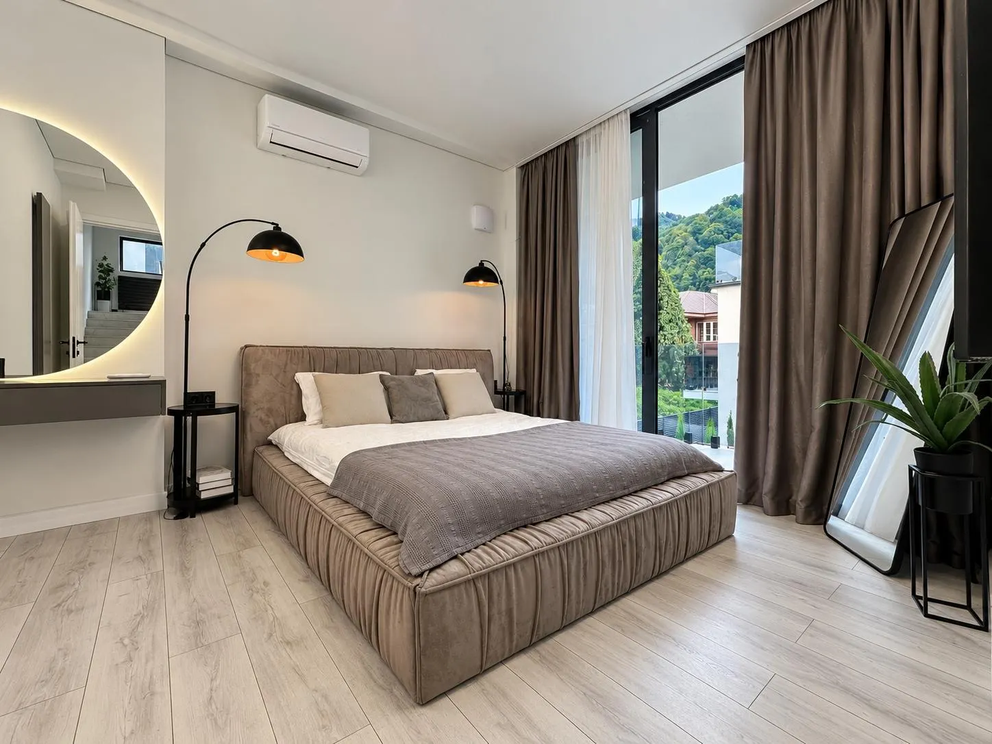 House, 5-room, 217 m²