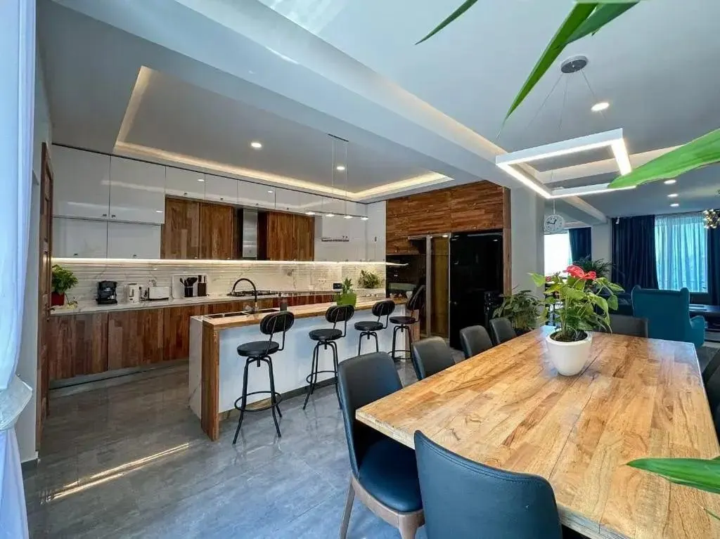 House, 9-room, 280 m²