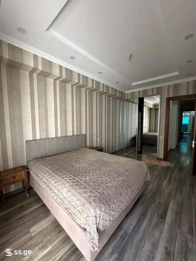 Квартира, 3-комн., 130 м²