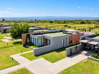Дом, 4-комн., 240 м²