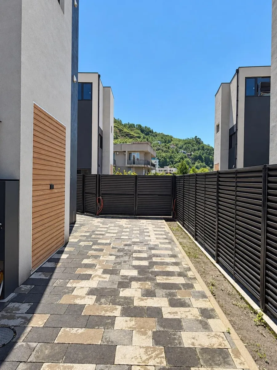 House, 4-room, 220 m²
