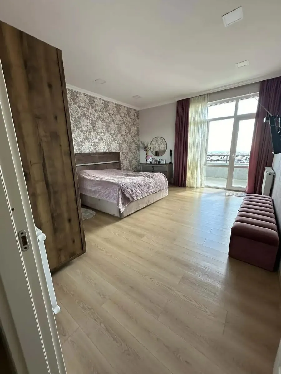 Дом, 7-комн., 330 м²