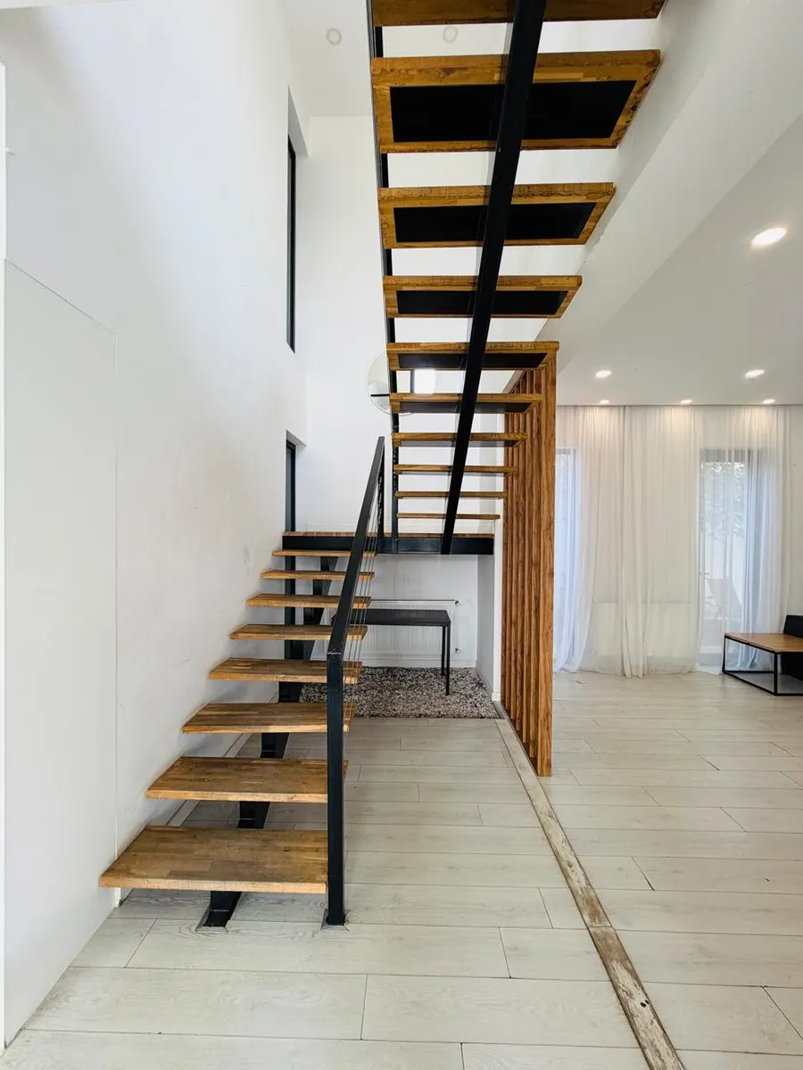 House, 5-room, 250 m²