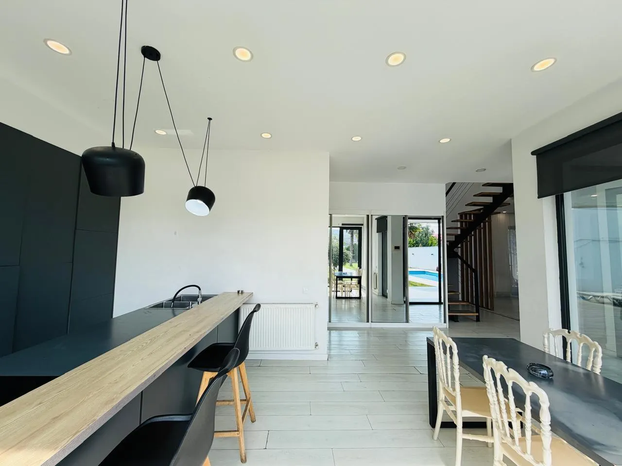 House, 5-room, 250 m²