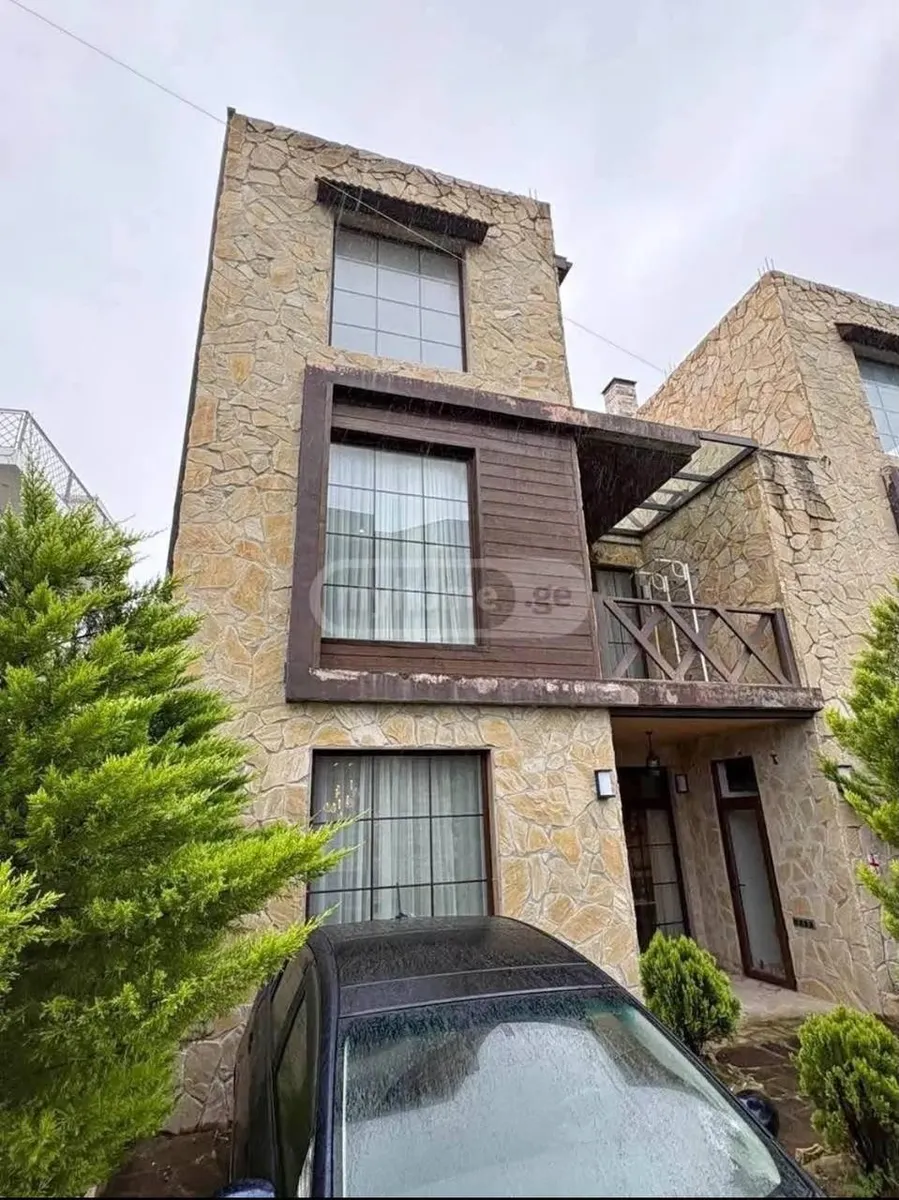 House, 4-room, 180 m²