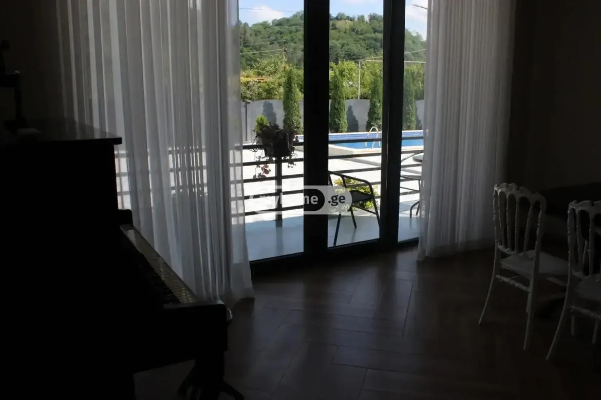 House, 5-room, 200 m²