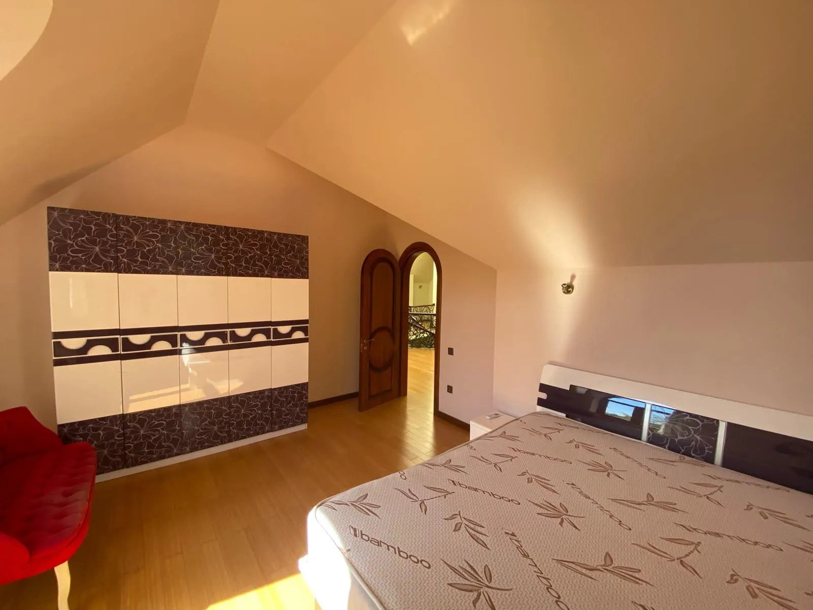 House, 10-room, 900 m²