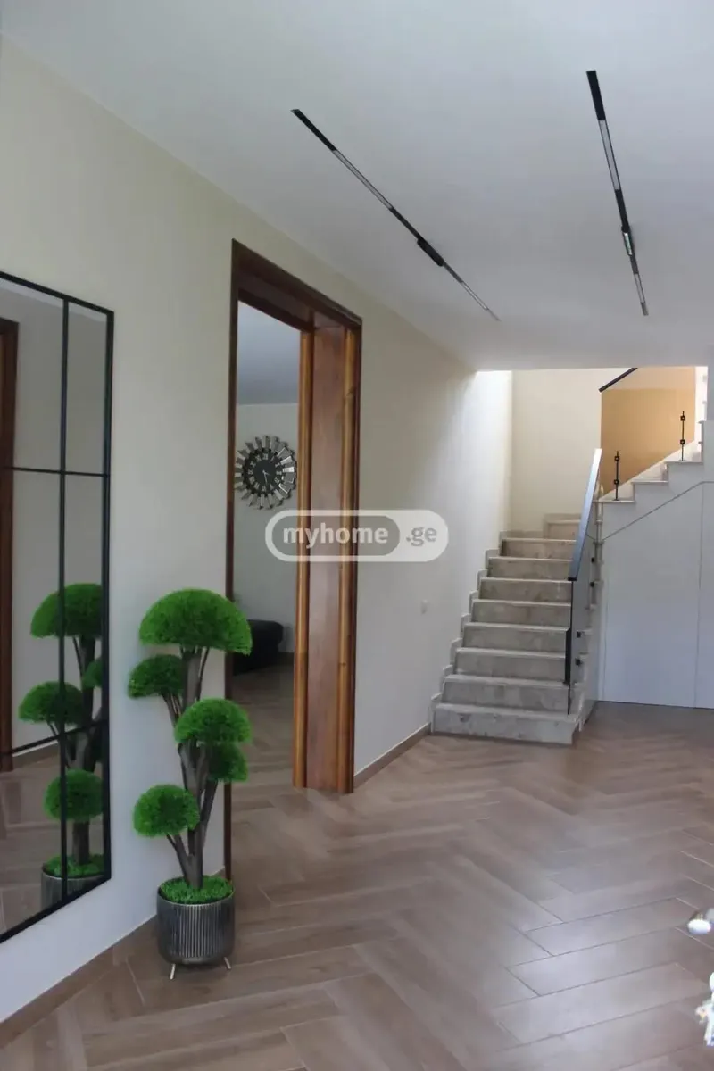 House, 5-room, 200 m²