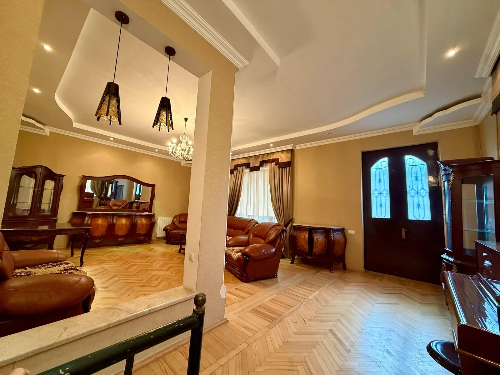 Дом, 7-комн., 370 м²