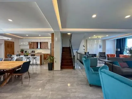 Дом, 9-комн., 280 м²