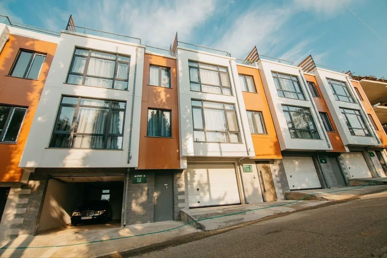 House, 3-room, 240 m²