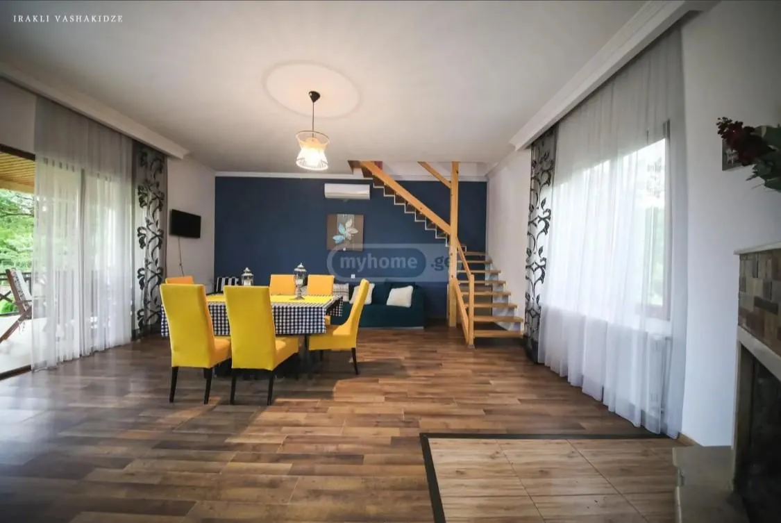House, 4-room, 200 m²