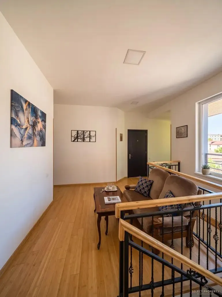 Дом, 5-комн., 250 м²
