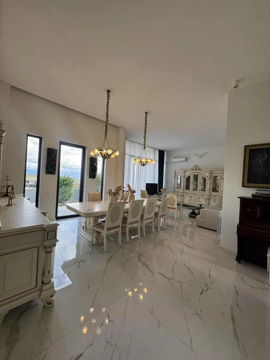 Дом, 5-комн., 600 м²