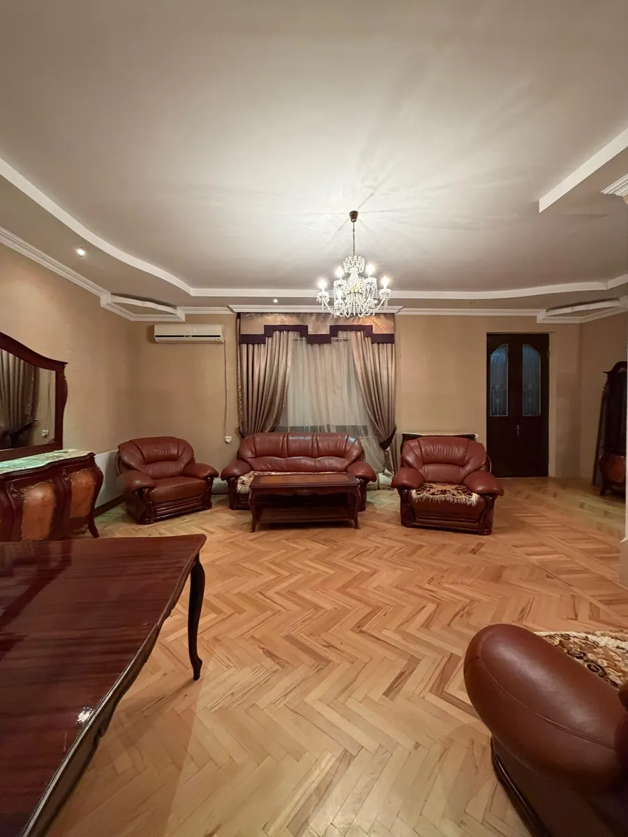 Дом, 7-комн., 370 м²