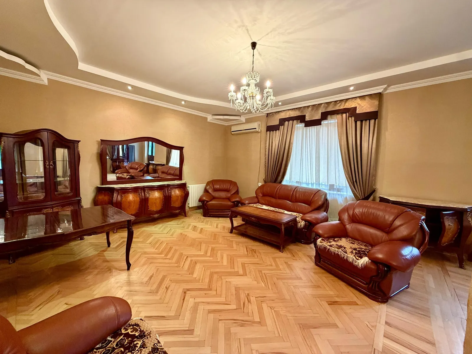 Дом, 7-комн., 370 м²