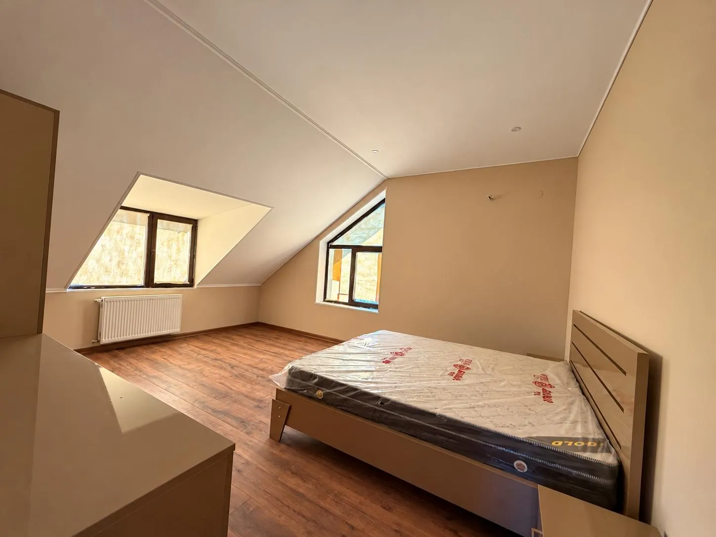 House, 6-room, 372 m²