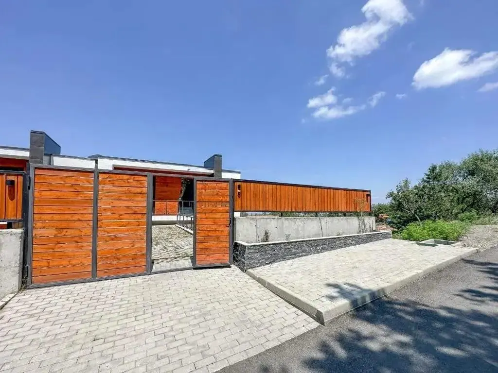 House, 9-room, 280 m²