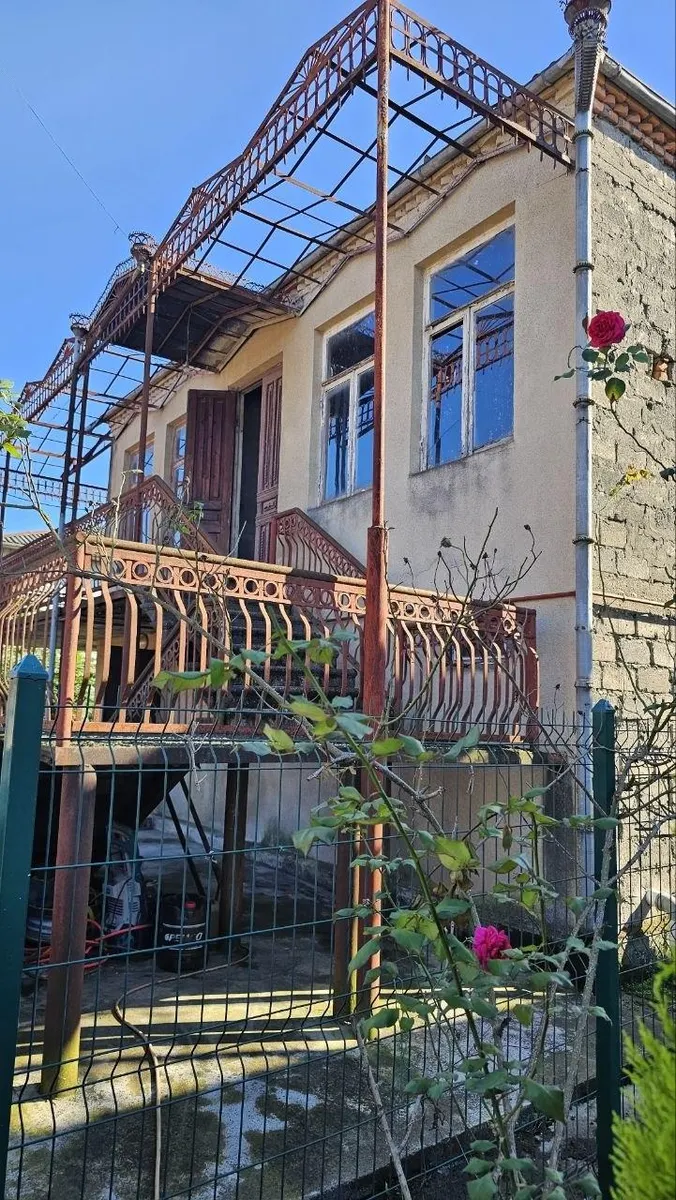 House, 6-room, 250 m²
